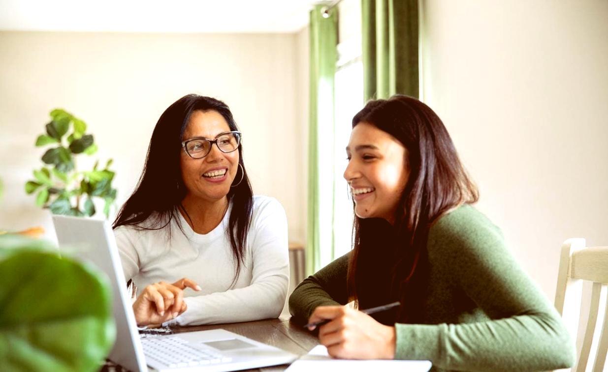 E-Commerce Analysearbeit am Bildschirm